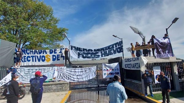 Las mantas de la afición de Pumas a las afueras de CU