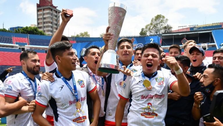 Jugadores de Irapuato celebran el título de la Liga Premier