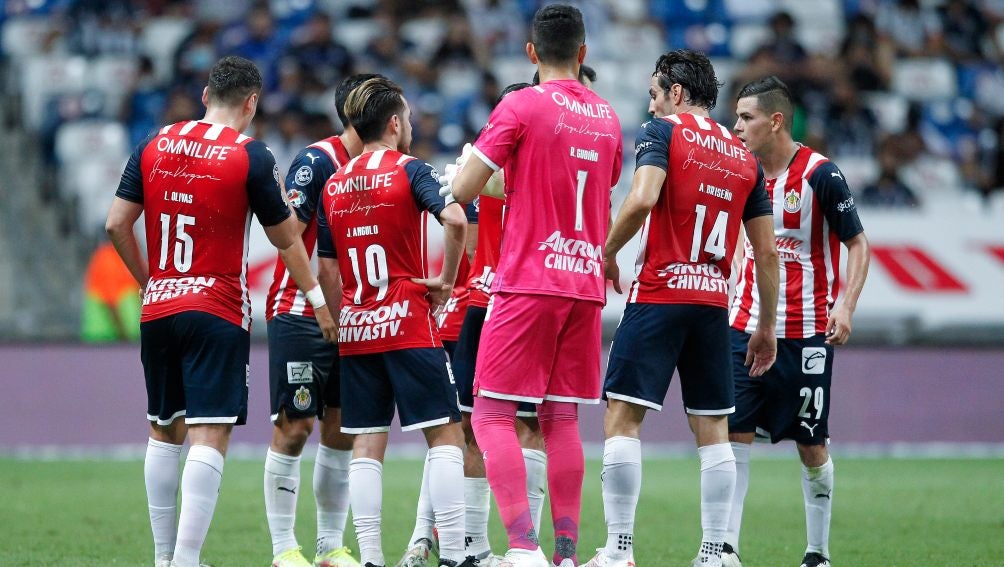 Raúl Gudiño, portero de Chivas, con su equipo