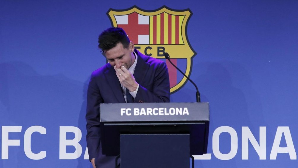 Messi llorando en su despedida del Barcelona