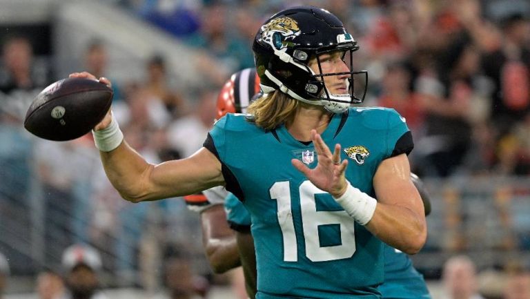 Trevor Lawrence se prepara para lanzar el ovoide