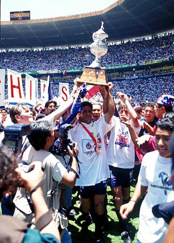 Jugadores de Chivas tras el título de 97