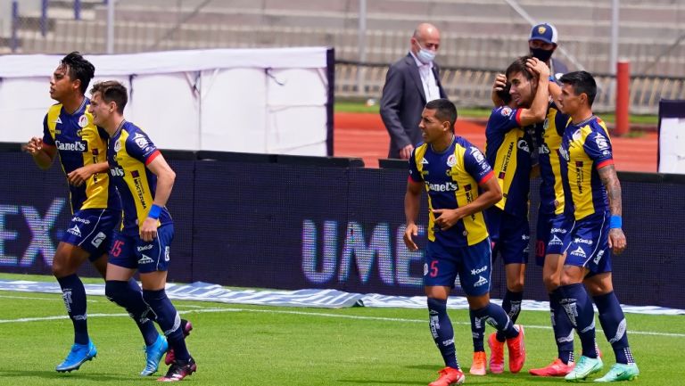 Jugadores del San Luis celebran un gol vs Pumas