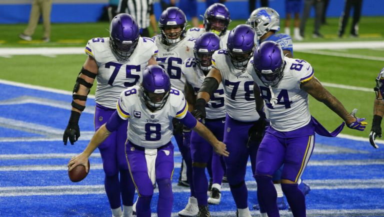 AP Kirk Cousins celebra anotación con sus compañeros