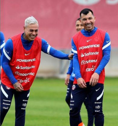 Edu Vargas y Gary Medel en un entrenamiento de Chile