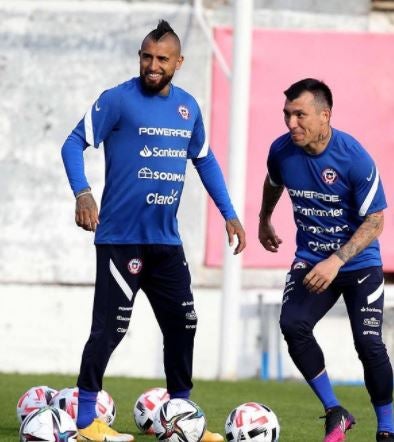 Vidal y Medel en práctica con Chile