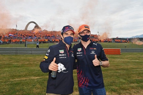 Sergio 'Checo' Pérez junto a Max Verstappen