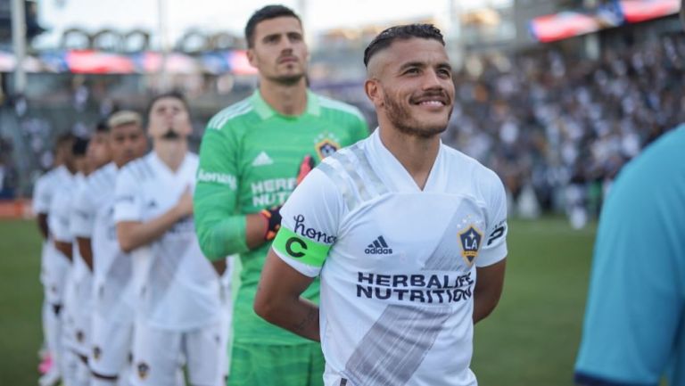 Jonathan Dos Santos en ceremonia protocolaria del LA Galaxy 