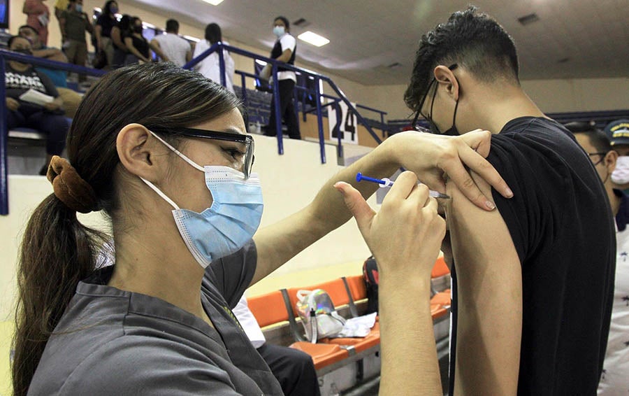 Adulto es vacunado en Ciudad Juárez