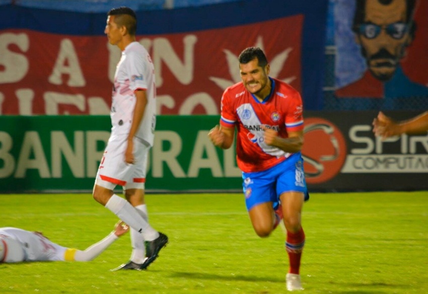 Chuletita Orozco tras anotar gol a favor del Xelajú