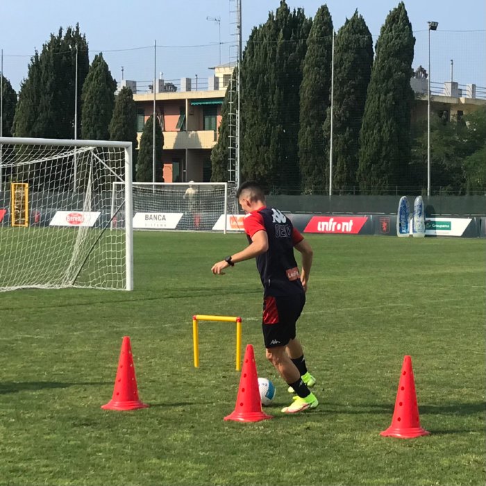 Johan Vásquez en su primer entrenamiento con el Genoa
