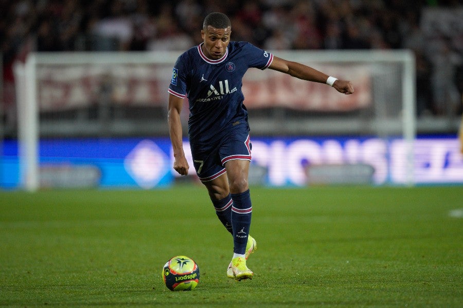 Kylian Mbappé durante un partido con el PSG