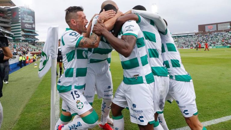 Los jugadores de Santos festejando