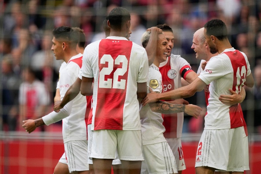 Jugadores del Ajax celebran un gol