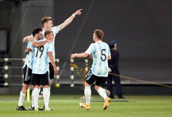 Adolfo Gaich celebra gol con la Selección de Argentina en partido amistoso frente a Japón en Tokio 2020