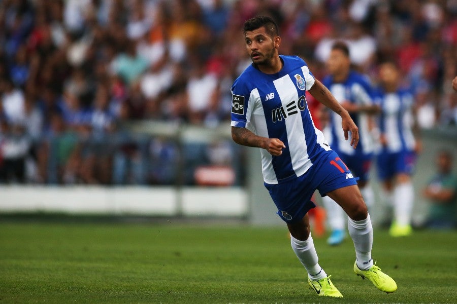 Tecatito Corona durante un partido con el Porto