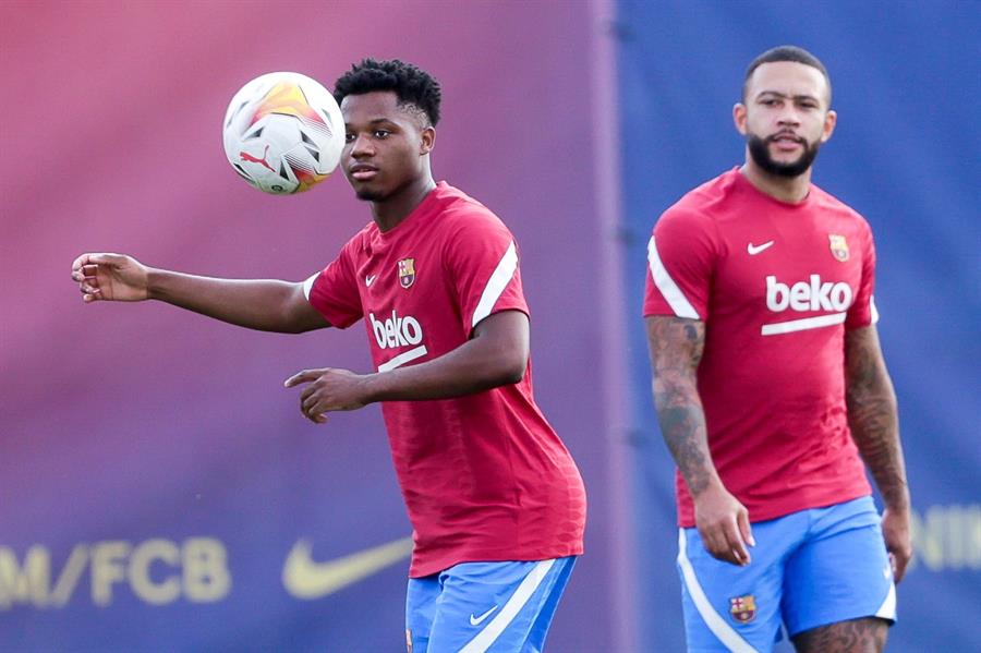 El nuevo '10' y Memphis Depay en una práctica del Barça