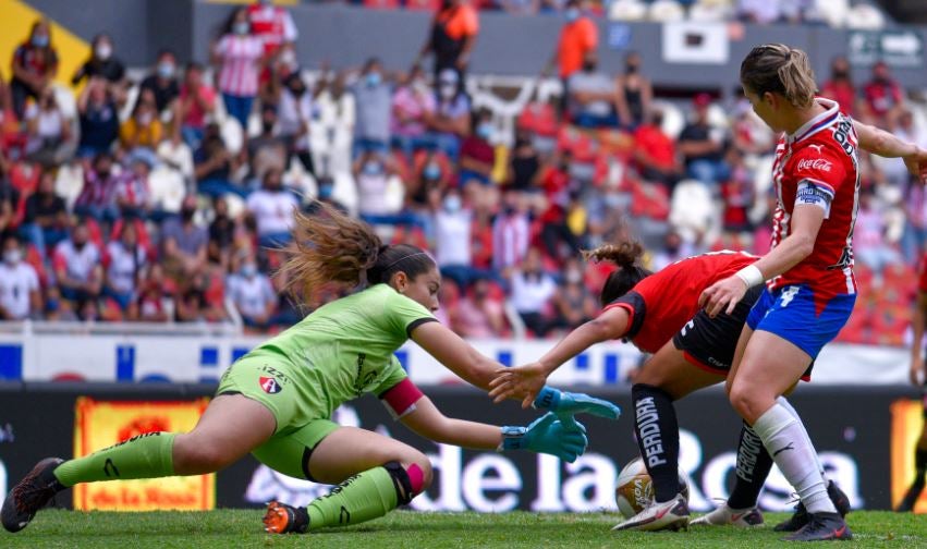 Ana Gaby Paz en acción en Clásico Tapatío