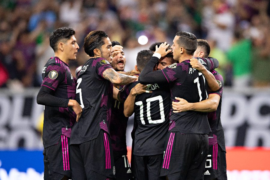 Jugadores mexicanos celebrando un gol
