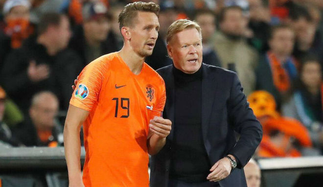 Luuk de Jong junto a Ronald Koeman con la Selección de Países Bajos