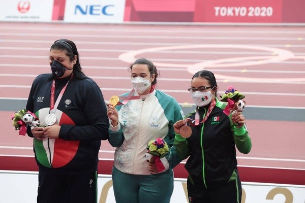 Assunta Legnante (Plata), Safiya Burkhanova (Oro) y Rebeca Valenzuela (Bronce)