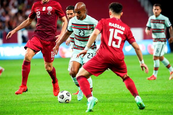 João Mário en acción ante Qatar