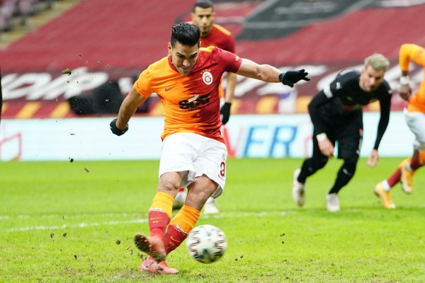 Radamel Falcao en acción con el Galatasaray de Turquía