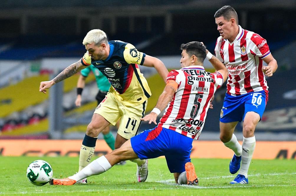 Jesús Molina en acción con Chivas ante América