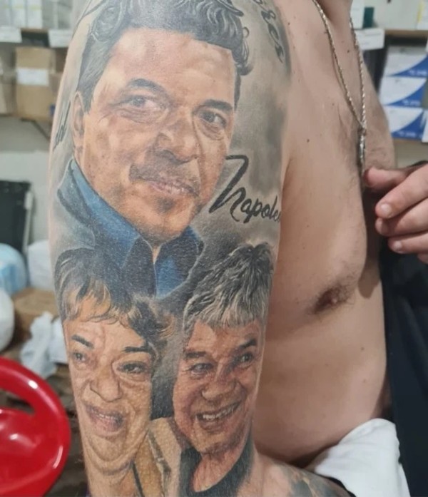 Tatuaje de Marcelo Gallardo junto a sus padres en el brazo de Alejandro Yannela