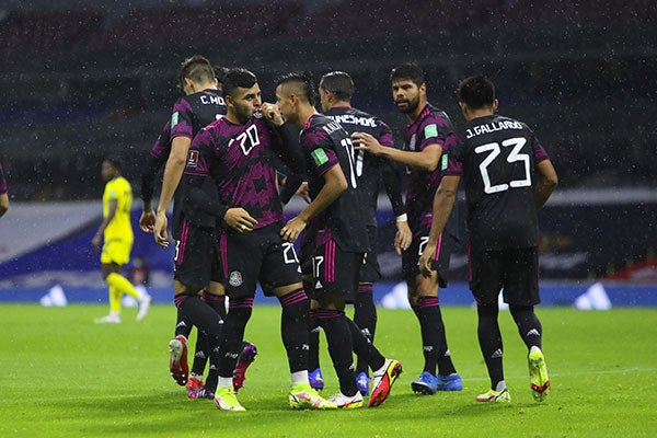 Jugadores del Tri festejan uno de los goles vs Jamaica