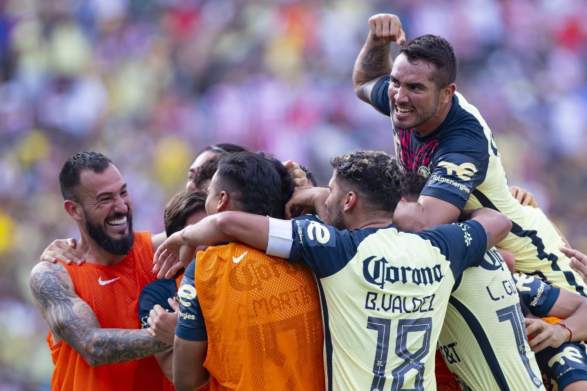 Jugadores de América festejando un gol en contra de Chivas