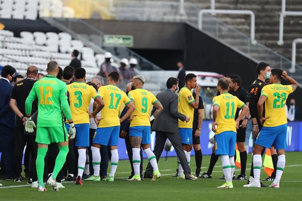 Autoridades suspendieron el partido