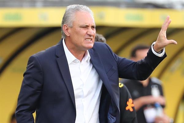 Tite durante los pocos minutos que se jugó el partido