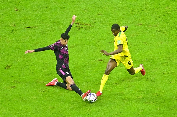 Edson Álvarez en el partido ante Jamaica 