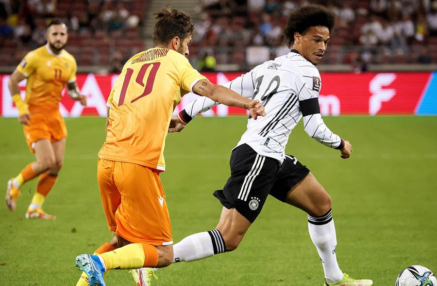 Leroy Sane ante el armenio Hovhannes Hambardzumyan