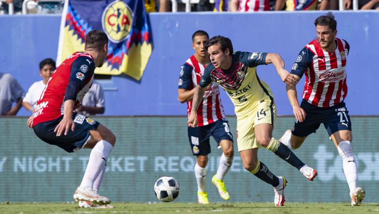 Nicolás Benedetti, en acción ante Chivas