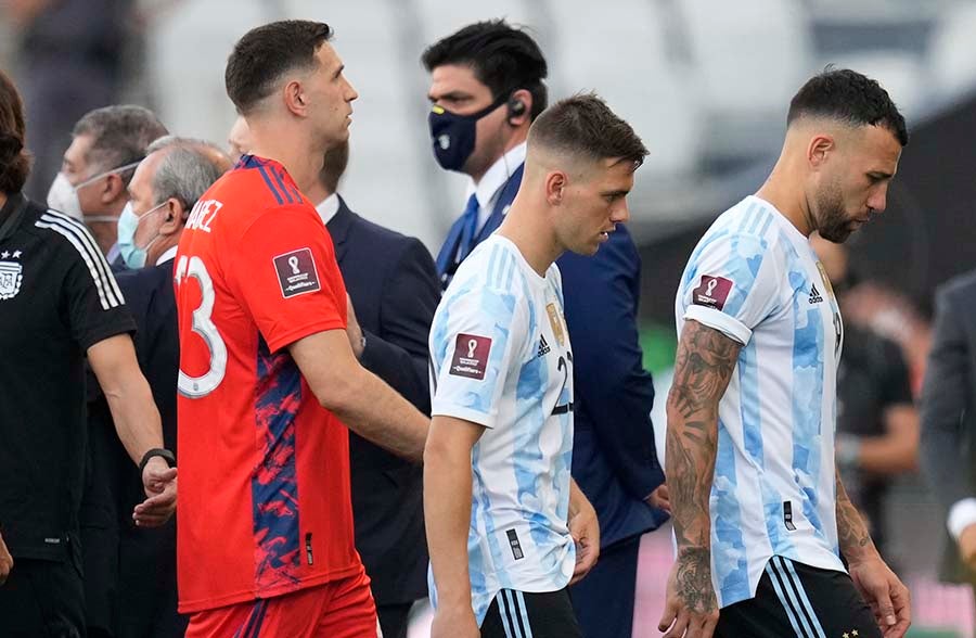 Dibu y otros futbolistas argentinos abandonan la cancha ante Brasil