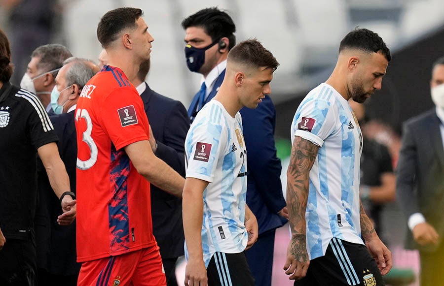 Futbolistas argentinos se reitran de la cancha en Brasil