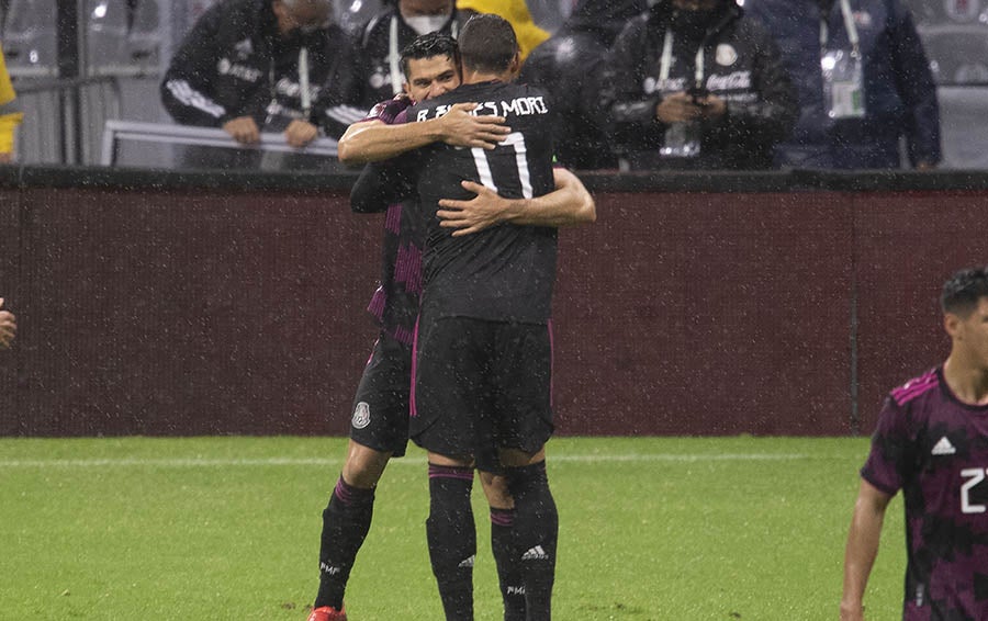 Funes Mori y Henry Martín celebran gol