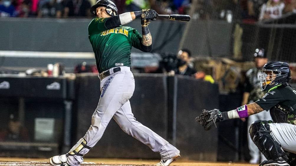 El jugador de los leones durante un hit