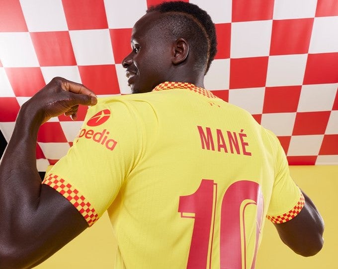 Mané en la presentación del tercer uniforme del Liverpool