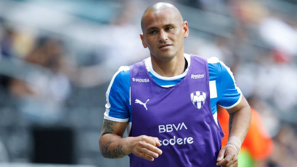 Suazo calentando para debutar con Raya2