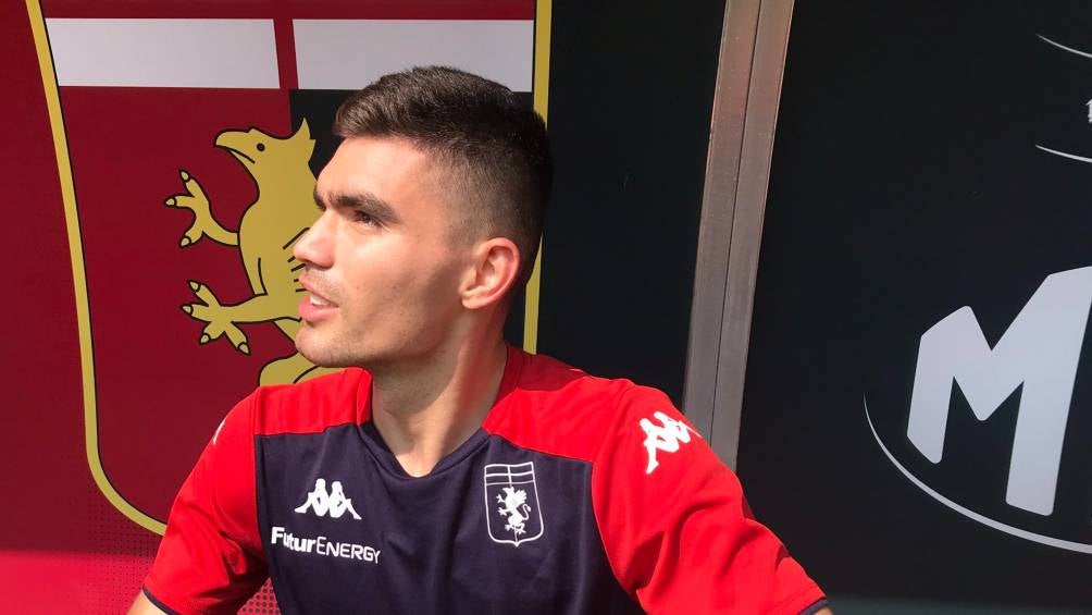 Johan Vásquez posando con la playera del Genoa