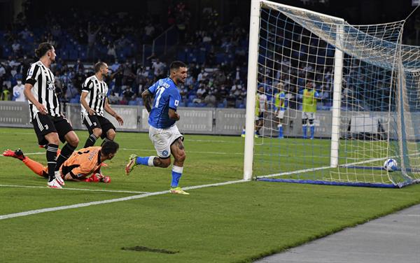 Matteo Politano anota para empatar el partido frente a la Juventus