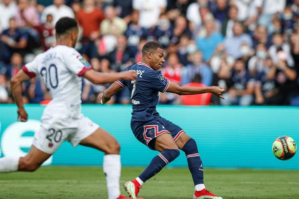 Kylian Mbappé durante un partido con el PSG