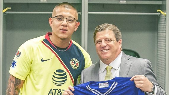 Urías posando con el jersey del América junto a Herrera