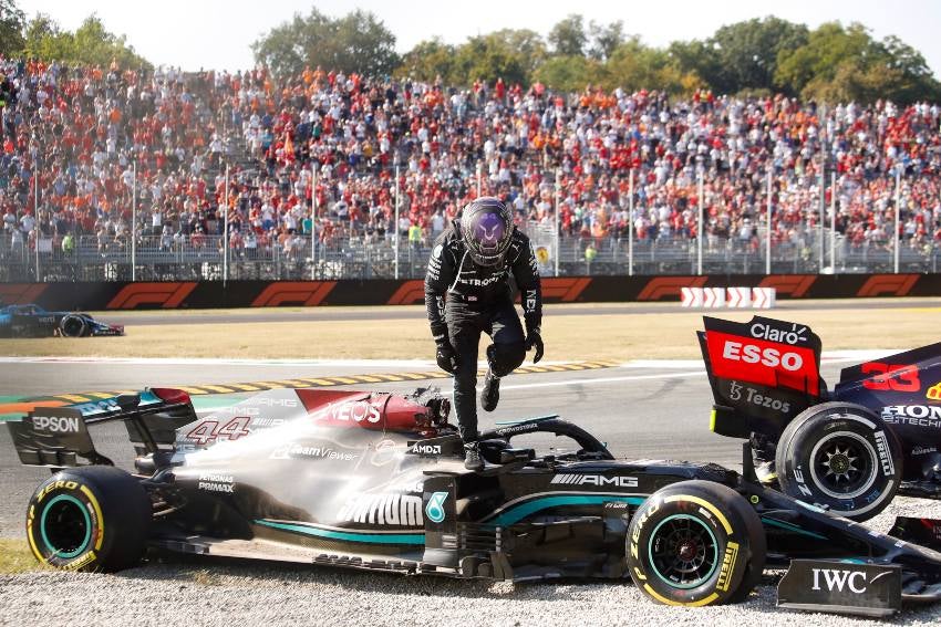 Hamilton saliendo de su monoplaza tras el choque con Verstappen