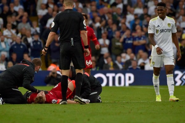 Harvey Elliot es atendido tras lesionarse el tobillo