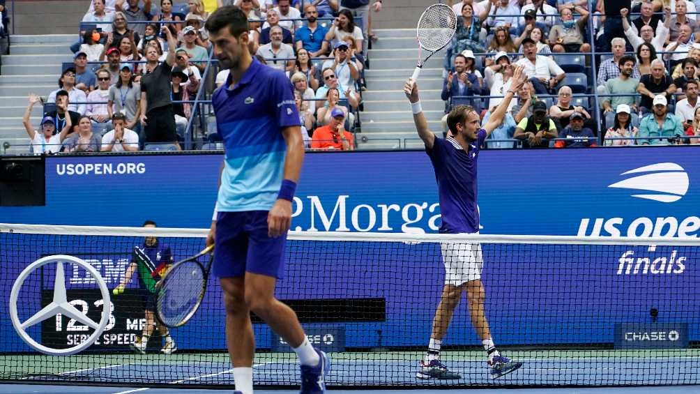 Djokovic y Medvedev con sus trofeos