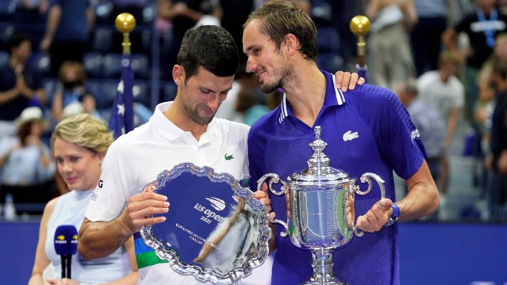 Djokovic y Medvedev con sus trofeos